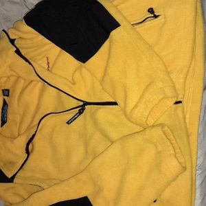 Im selling a suéter for men and the color its yellow with black